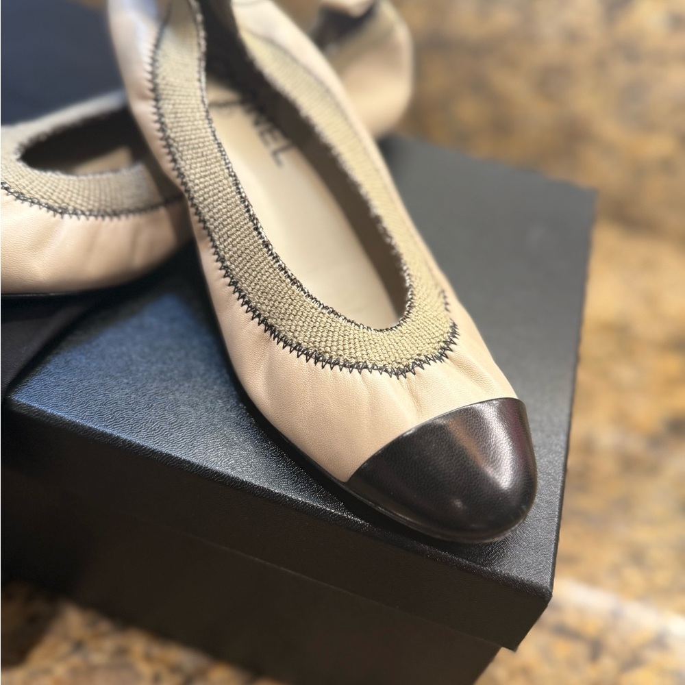 CHANEL Cream and Black Ballet Flats Elegant Two-Tone Design